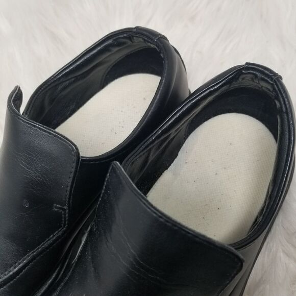 SKECHERS SLIPON LOAFER STYLE. SIZE 9, EURO 42. - Picture 10 of 13